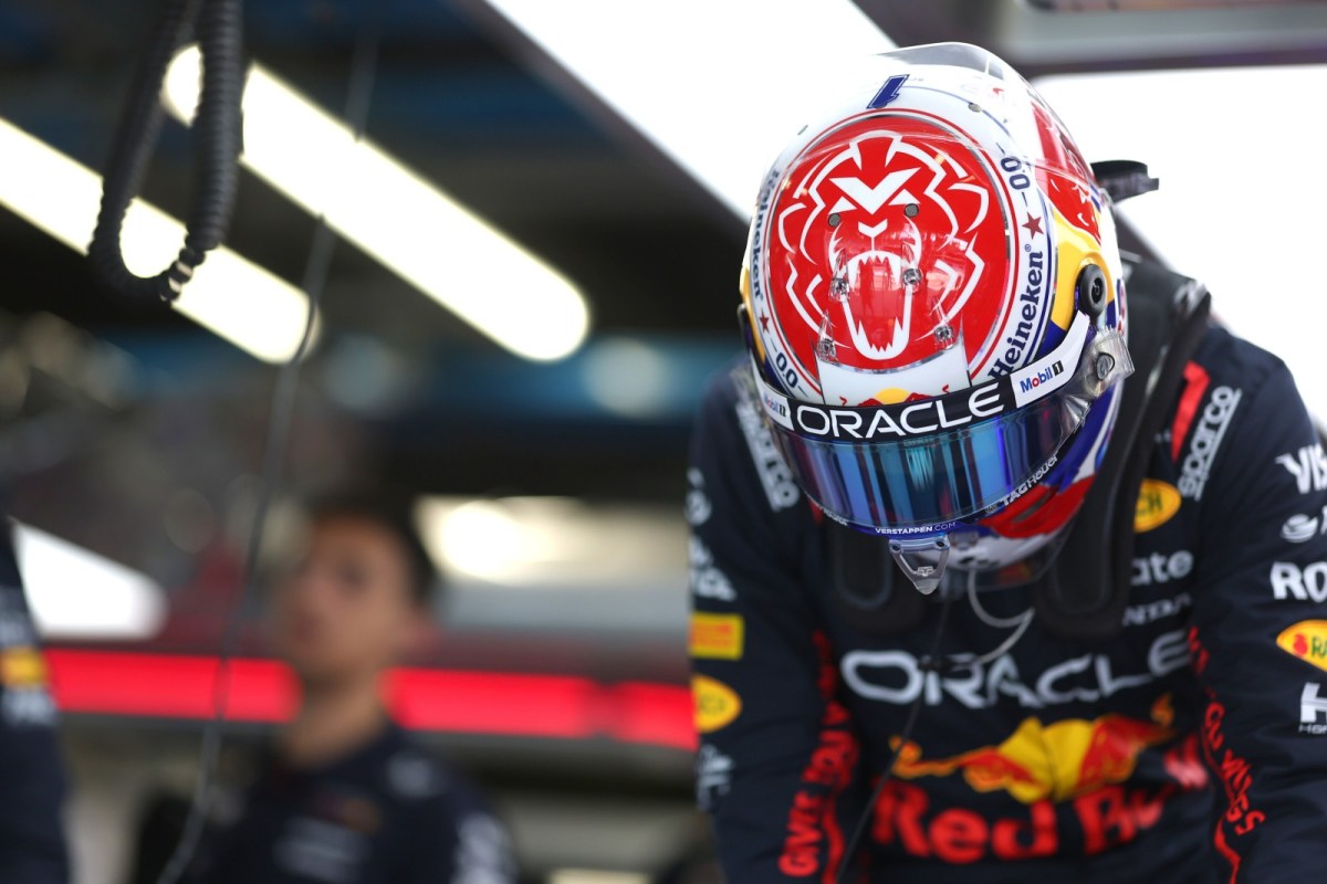Max Verstappen pendurado junto de Gabriel Bortoleto (Foto: Red Bull Content Pool)