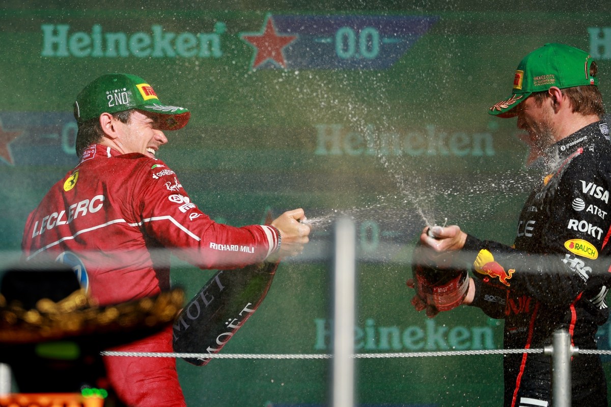 Charles Leclerc e Max Verstappen no pódio do GP da Cidade do México (Foto: Red Bull Content Pool)